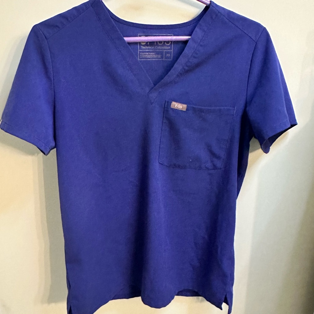 Figs scrub top